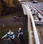 108131 Afbeelding van enkele wielrenners op een zondag op de Groenewoudsedijk te Utrecht, gezien vanaf het viaduct van ...